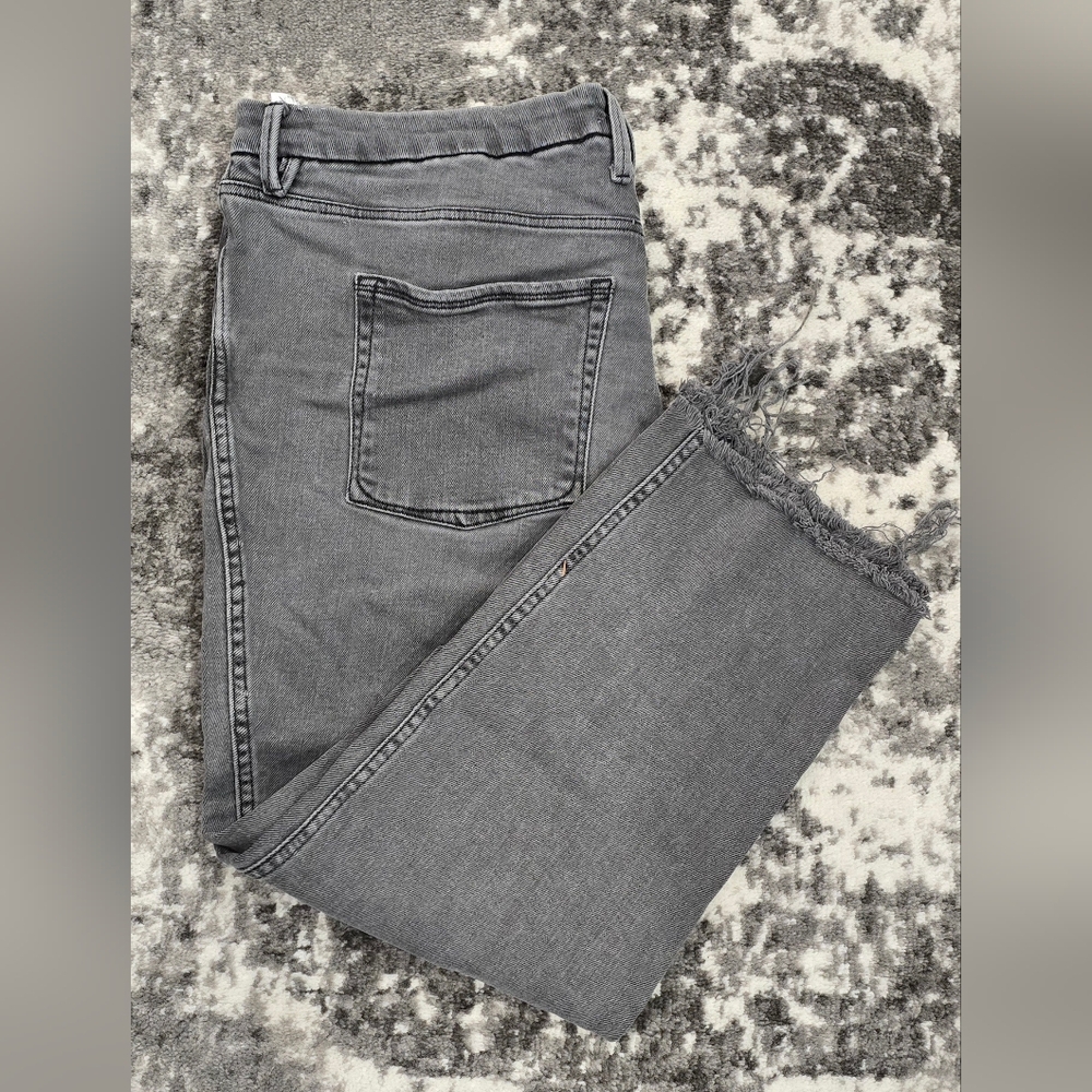 GOOD AMERICAN grey straight leg jeans with raw hem